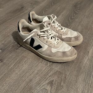 Veja Men's Cream and Navy Blue Sneakers